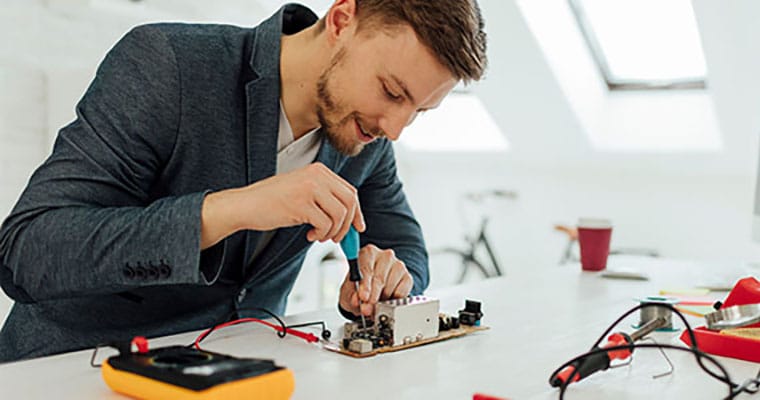 En ingenjör som testar en elektrisk ström